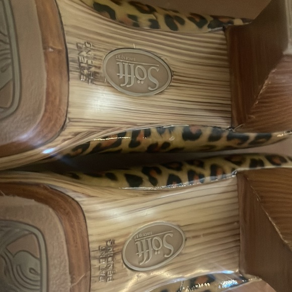 Sofft brand cheetah heels 👠 - Picture 3 of 5